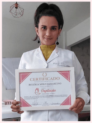 Uma mulher mostrando seu certificado de conclusão do curso de profissionalização. Ela está feliz