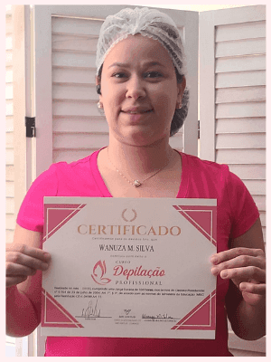 Uma mulher mostrando seu certificado de conclusão do curso de profissionalização. Ela está feliz