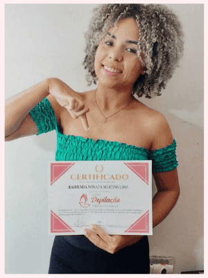 Uma mulher mostrando seu certificado de conclusão do curso de profissionalização. Ela está feliz