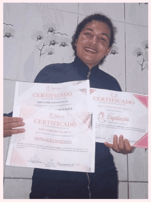 Uma mulher mostrando seu certificado de conclusão do curso de profissionalização. Ela está feliz